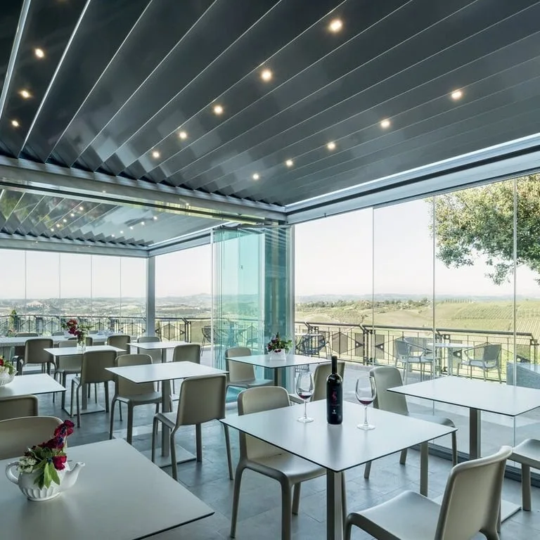 Terrasse de restaurant équipée d'une pergola bioclimatique entretenue