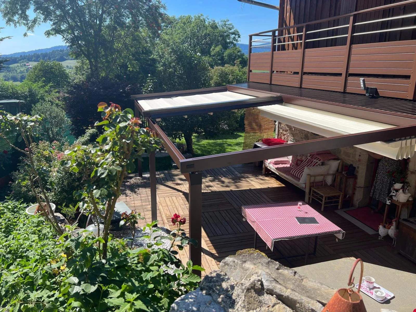 Pergola bioclimatique à lames orientables installée sur une terrasse