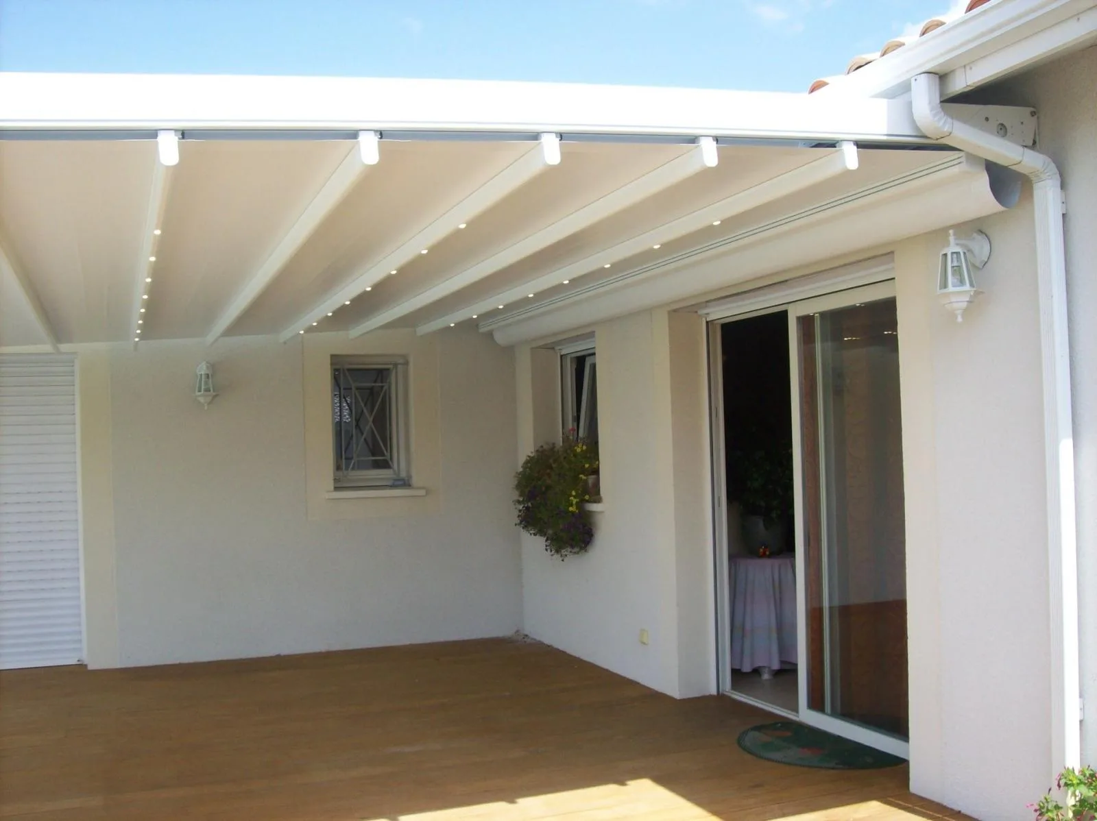 Pergola bioclimatique sur mesure installée en Rhône-Alpes